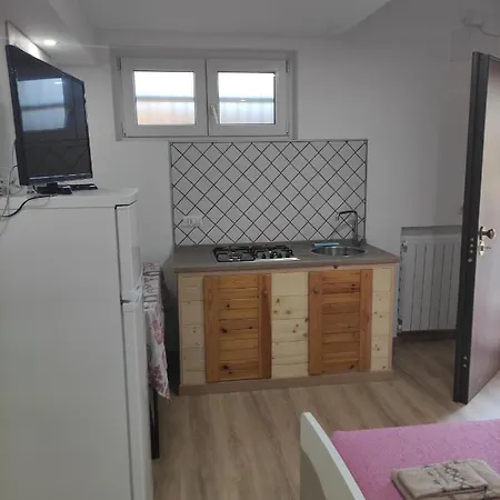 Guest house Giuliana Stanze Con Bagno Interno In A 350 Mt Libera Lido Delle Sirene 2*