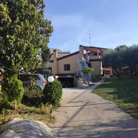 Πανσιόν Giuliana Stanze Con Bagno Interno In A 350 Mt Libera Lido Delle Sirene
