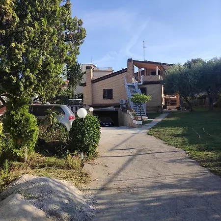 Guest house Giuliana Stanze Con Bagno Interno In A 350 Mt Libera Lido Delle Sirene